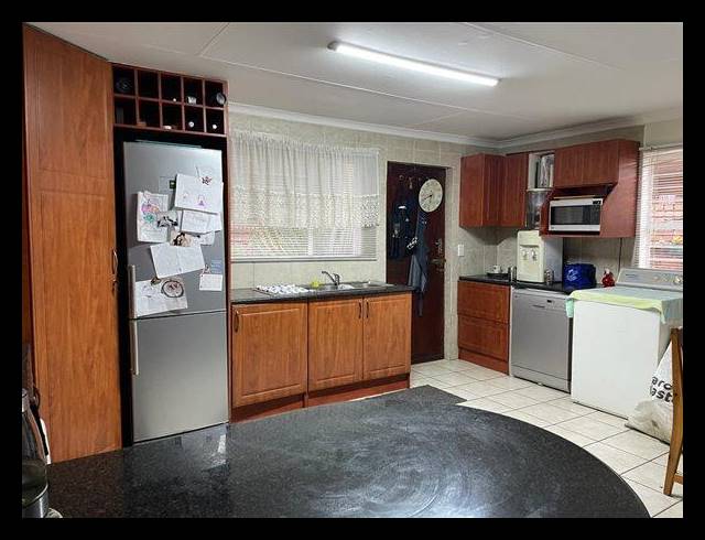 4 BEDROOM CLUSTER FOR SALE IN GLEN MARAIS